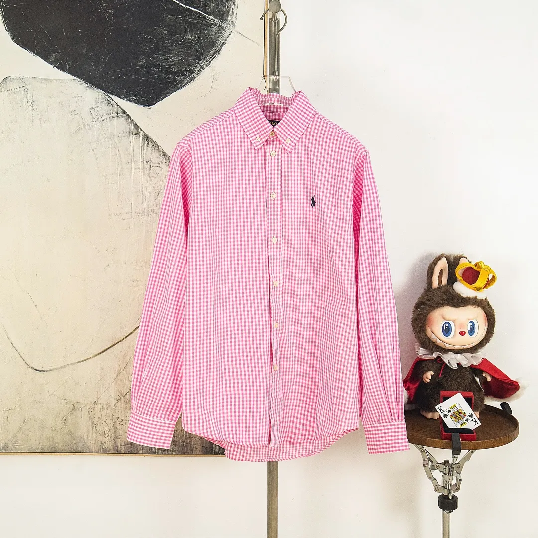 P280 zp version [exclusive supply] Ralph Lauren/Ralph Lauren 2025SS Evergreen Vintage style poplin casual color 0.5 grid long-sleeved casual shirt, 100% restoration of workmanship, embedded seam clean edge processing, upper back broken seam reorganization, better fit ✅ 100% cotton poplin cotton, smooth feel, pre-car wash treatment, yarn is tighter ✅ Custom dyed original pearlescent white buttons, size partition✅ There is a special shaped chiffon foil inside the collar door tube, which is not easy to deform and pull. ✅ RL refreshing plaid shirt is more naughty and colorful than the simpleness of the solid color shirt. It can be salty or sweet. Daily travel and travel. The production rate is very high. The style is customized. Color: Pink Blue Size: S M L XL Number: WW10966